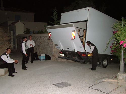 Προσωπικό catering αδειάζει φορτηγό