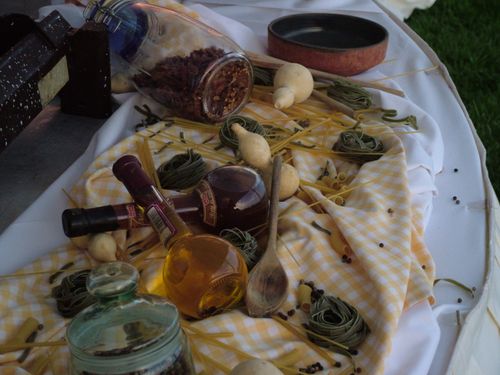 Live cooking stand με καρό κίτρινο τραπεζομάντηλο