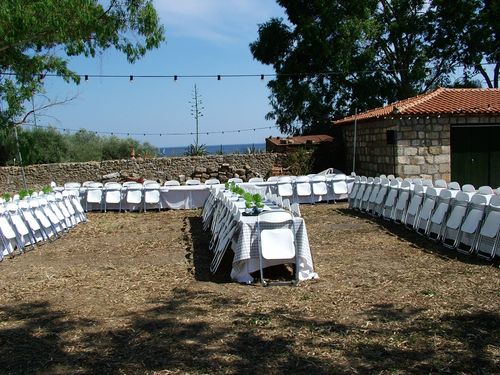 Μακρόστενα τραπέζια στρωμένα