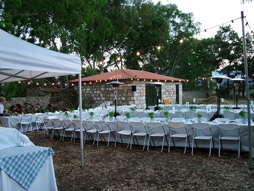 Τραπέζια στρωμένα με καρό γαλάζια τραπεζομάντηλα