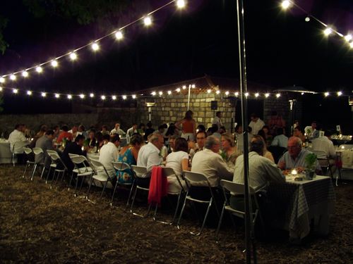 Κόσμος τρώει σε βάπτιση