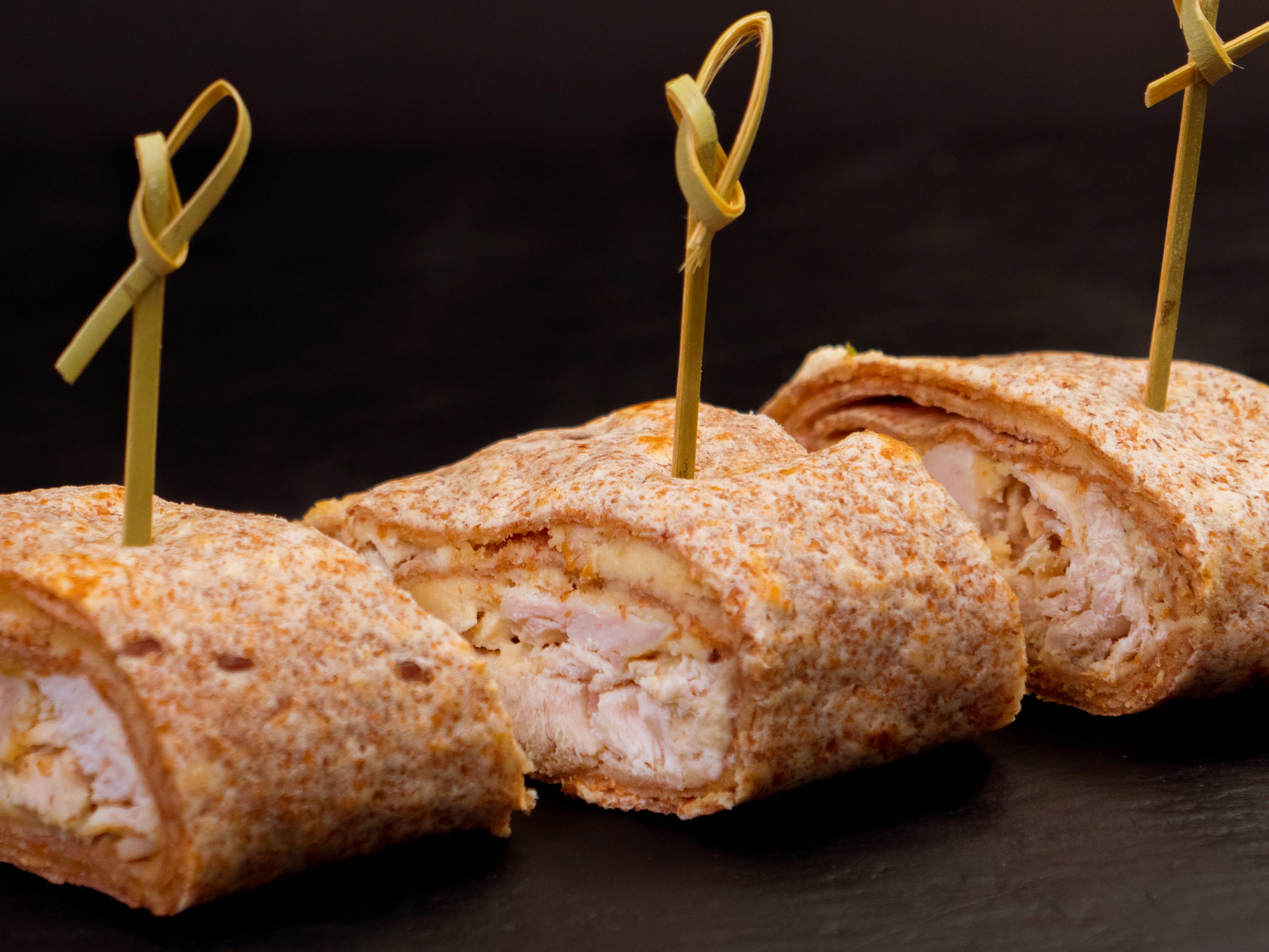 ΜΙΝΙ ΡΟΛΑΚΙΑ ΜΕ ΚΟΤΟΠΟΥΛΟ ΚΑΙ ΧΟΥΜΟΥΣ