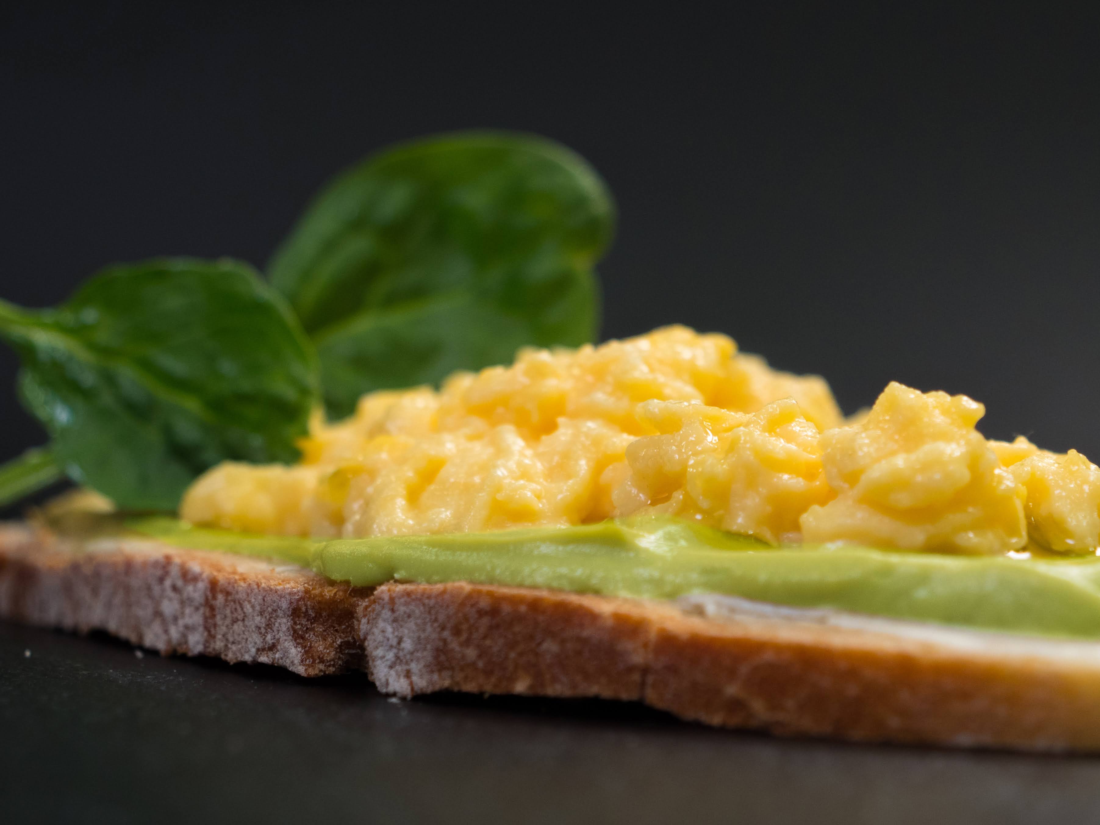 OPEN FRESH TOAST ΜΕ ΚΡΕΜΑ ΑΒΟΚΑΝΤΟ ,SCRAMBLE EGGS ΚΑΙ ΣΠΑΝΑΚΙ