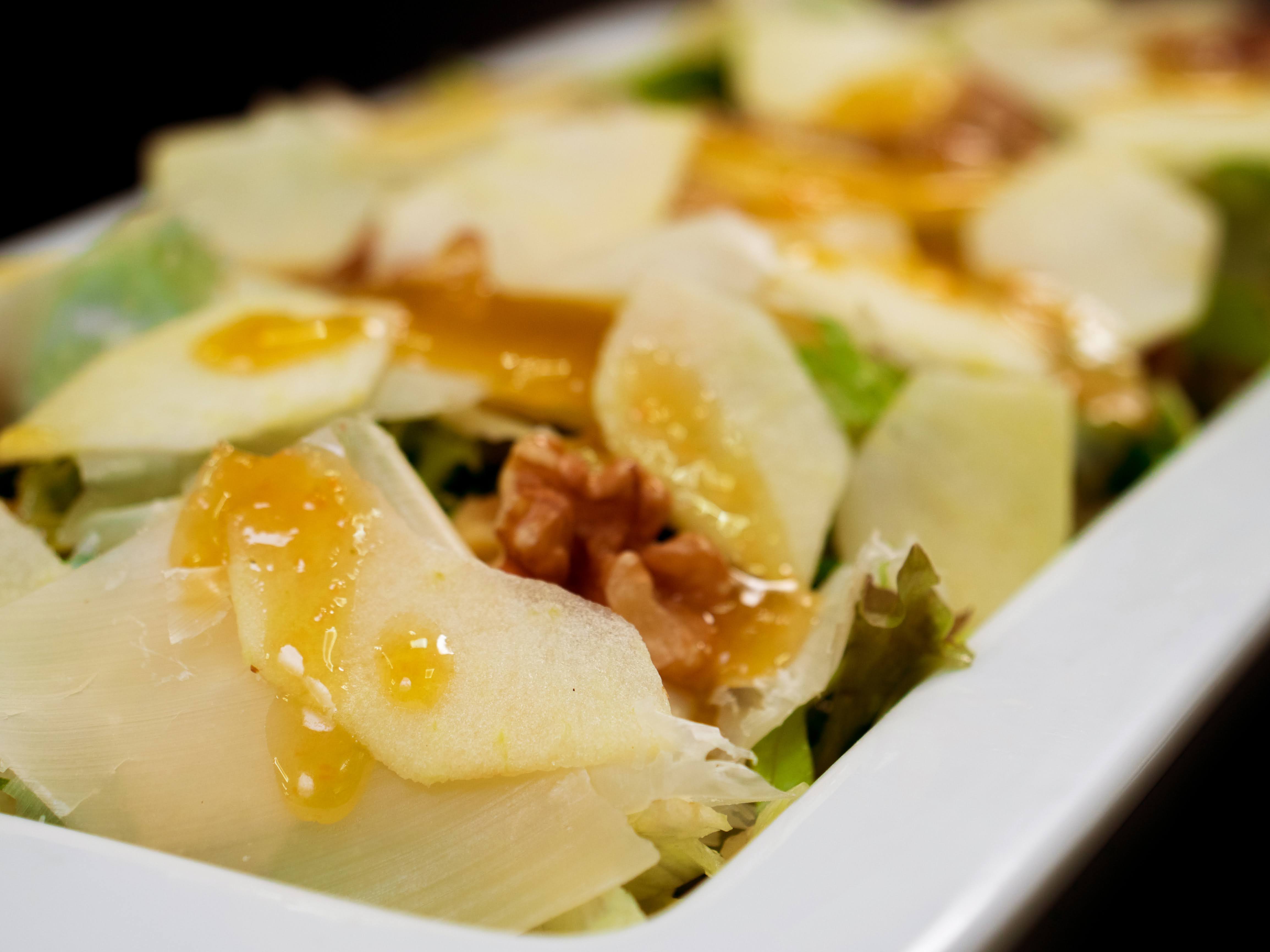 ΣΑΛΑΤΑ ΜΕ ΛΑΧΑΝΙΚΑ, ΠΑΡΜΕΖΑΝΑ, ΞΙΝΟΜΗΛΟ ΚΑΙ SAUCE