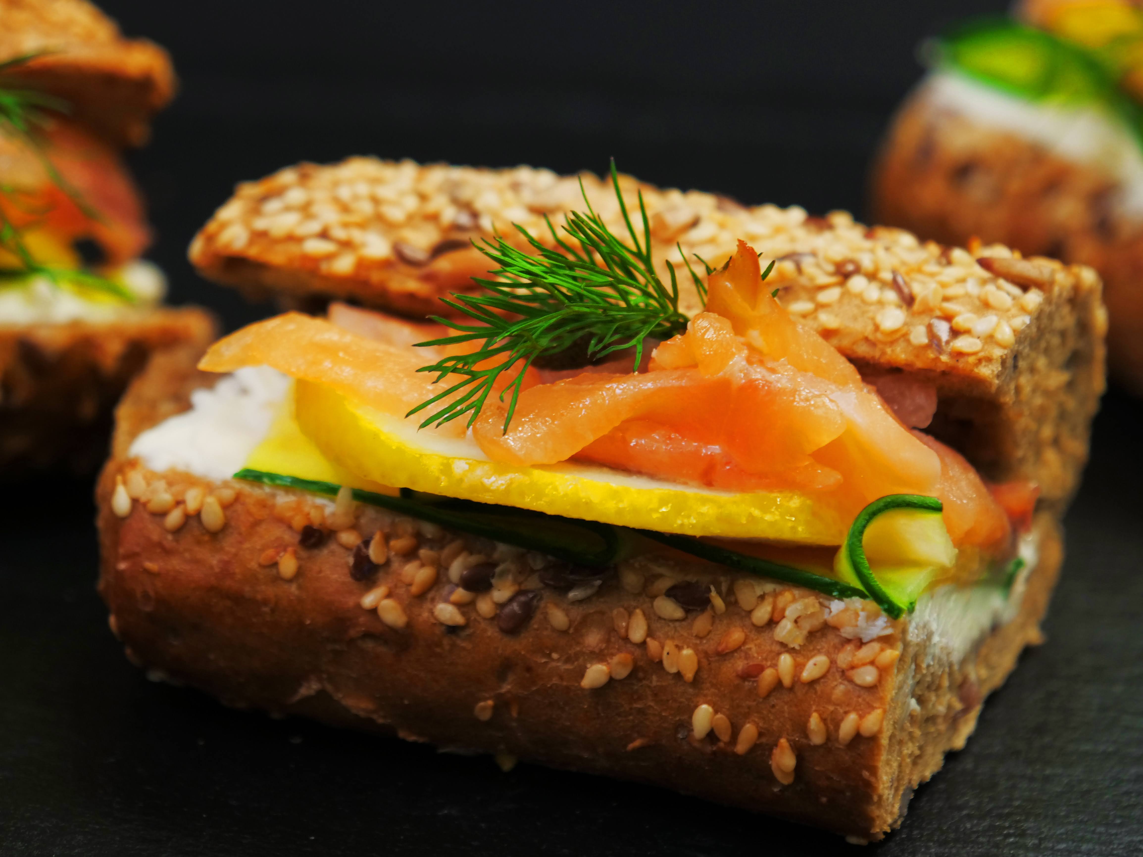 ΜΙΝΙ ΣΑΝΤΟΥΙΤΣ ΜΕ ΚΑΠΝΙΣΤΟ ΣΟΛΟΜΟ