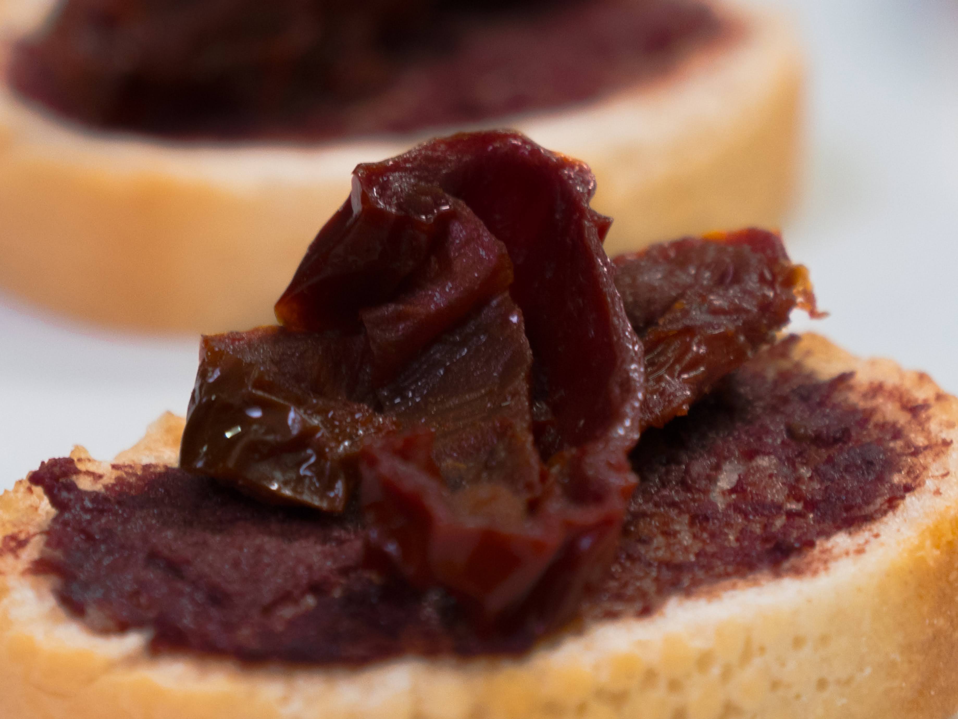 ΦΡΥΓΑΝΙΣΜΕΝΕΣ ΡΟΔΕΛΕΣ ΜΠΑΓΚΕΤΑΣ ΜΕ MOUSSE ΕΛΙΑΣ ΚΑΙ ΛΙΑΣΤΗ ΤΟΜΑΤΑ