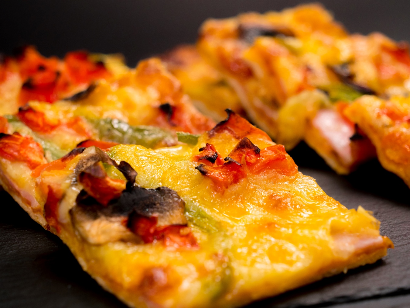 CANADIAN PIZZA SPECIAL ΜΕ ΜΑΝΙΤΑΡΙΑ