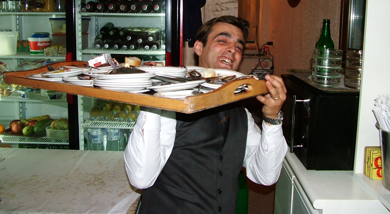 Σερβιτόρος κρατάει δίσκο