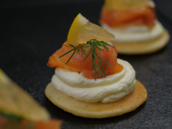 BLINIS ΜΕ ΚΑΠΝΙΣΤΟ ΣΟΛΟΜΟ