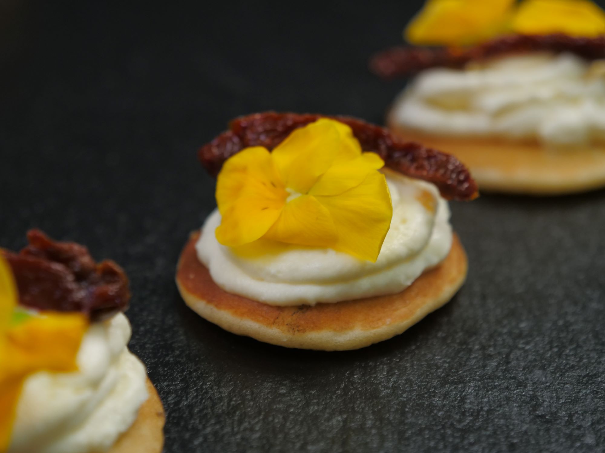 BLINIS ΜΕ ΚΑΤΙΚΙ ΚΑΙ ΛΙΑΣΤΗ ΝΤΟΜΑΤΑ