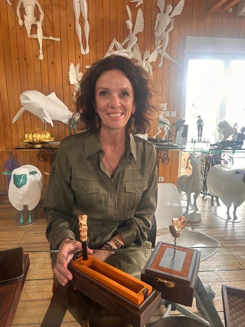 Anne Lejeune, le jour de la remise de son stylo-sculpture et de son Ouvre-Vin Forest Audiard, bronze doré or rose, dans la fonderie d'art de Michel Audiard.