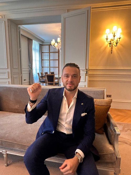 Gabriele Del Carlo, chef sommelier du Royal Monceau, présentant son Ouvre-vin Forest Audiard en bronze argenté sculpté sur sa propre main.