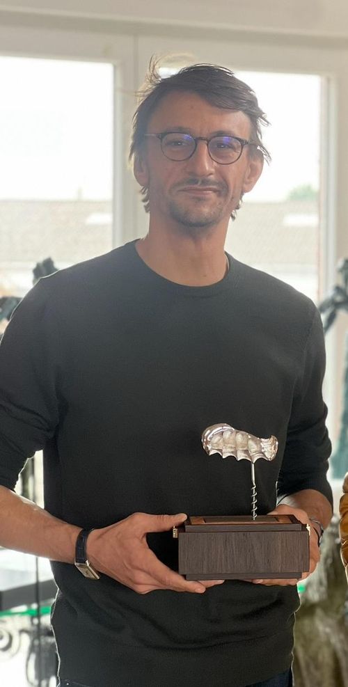 Julius Farcot recevant son Ouvre-Vin Forest Audiard en bronze argenté à la fonderie d'art de Michel Audiard.