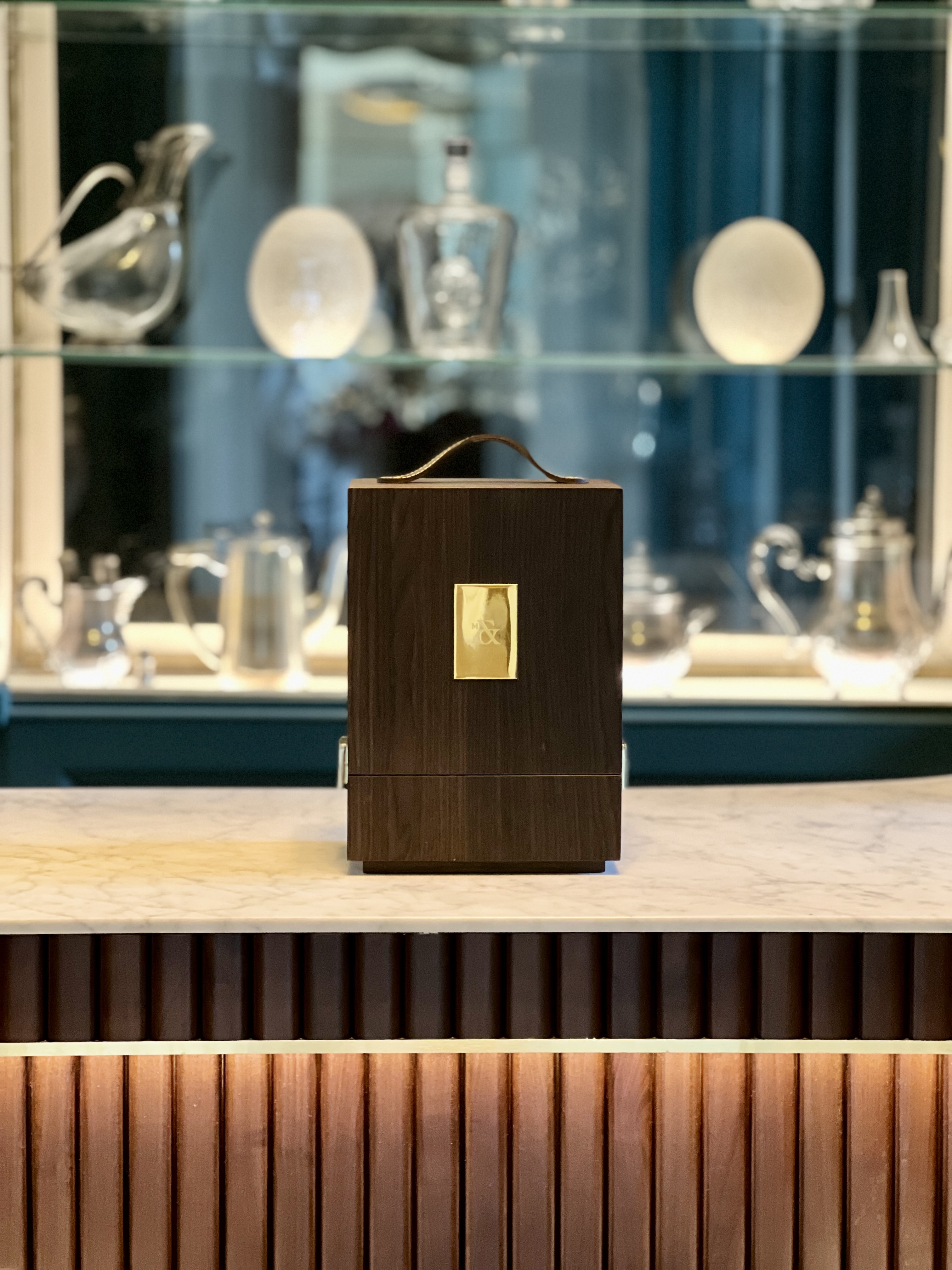 Ouvre-Vin Forest Audiard présenté dans son écrin en chêne fumé, œuvre à vivre et à transmettre.