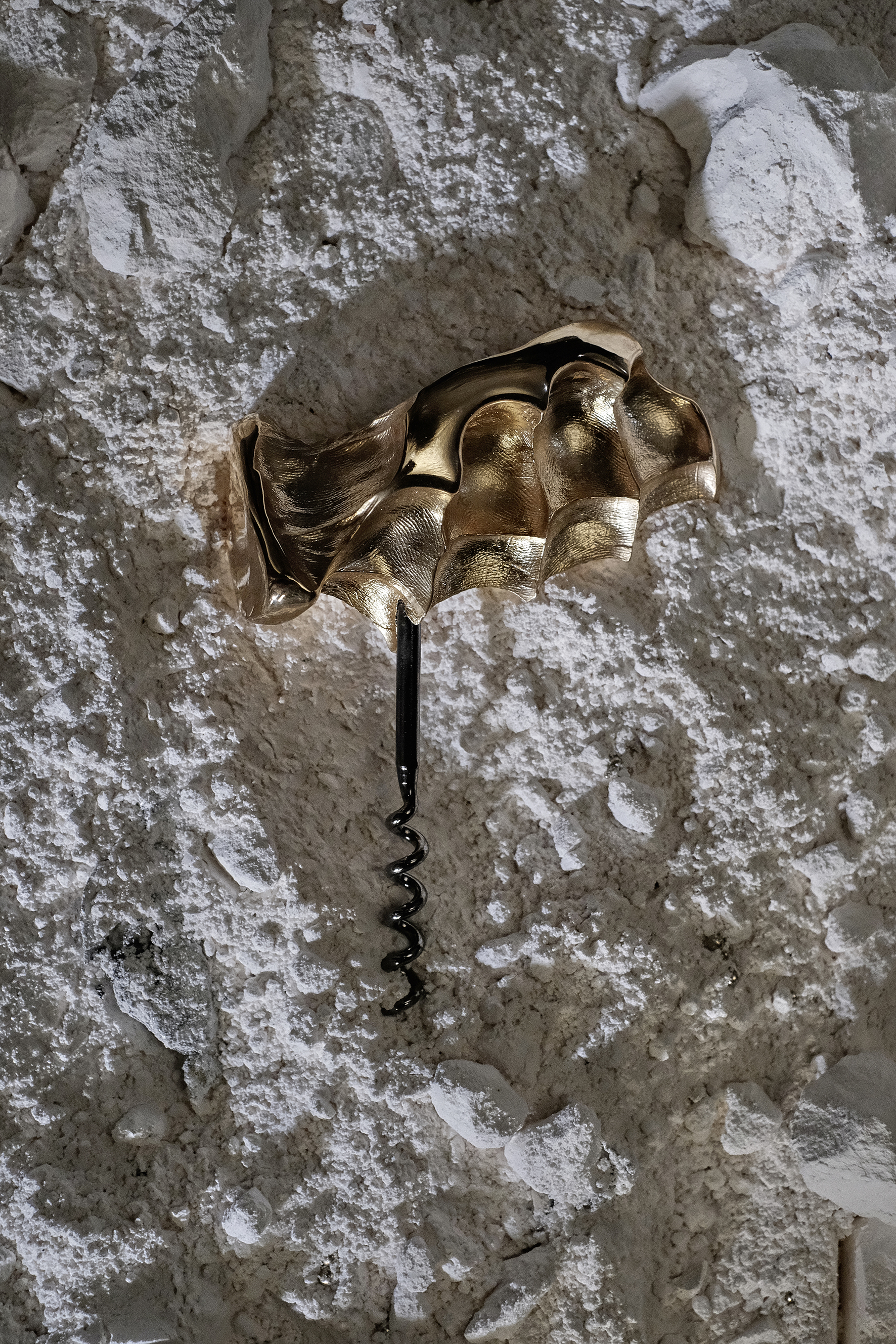 Ouvre-Vin sculpté en bronze doré or jaune 24 carats, création sur mesure issue de la fonderie d’art Forest Audiard labellisée EPV en Touraine.