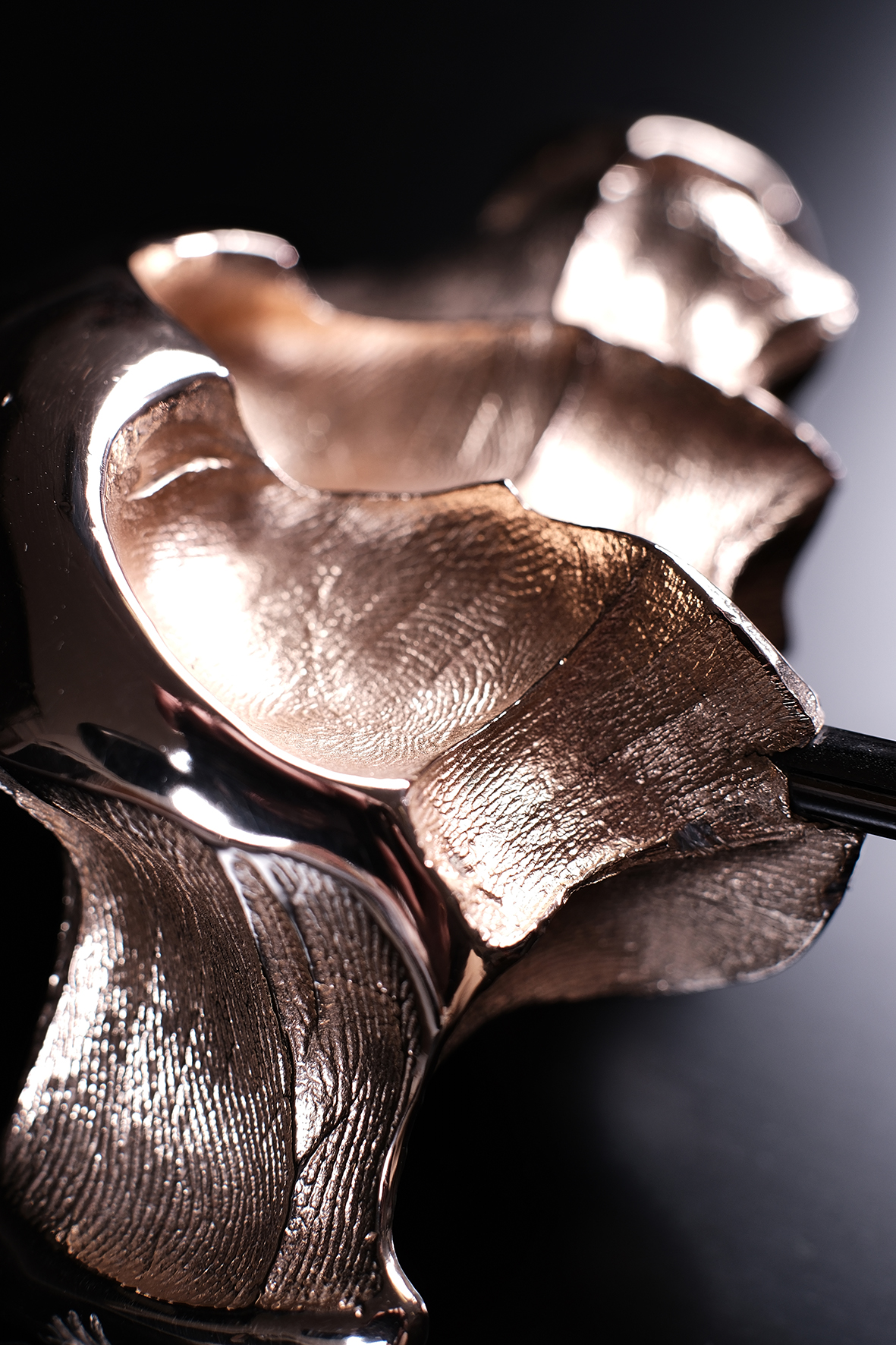 Ouvre-Vin Forest Audiard en bronze patiné, œuvre d’art française célébrant l’art du vin et la transmission du geste.