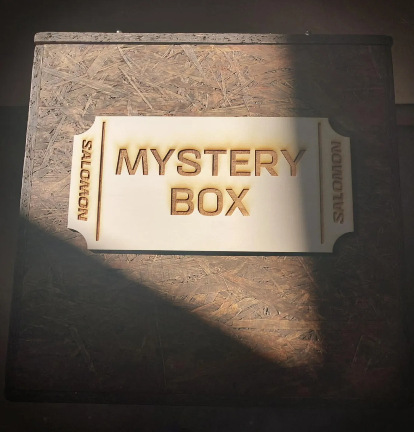 Vi har snekret en mystery boks i OSB og laserskåret logo og lodder i 3mm kryssfiner.