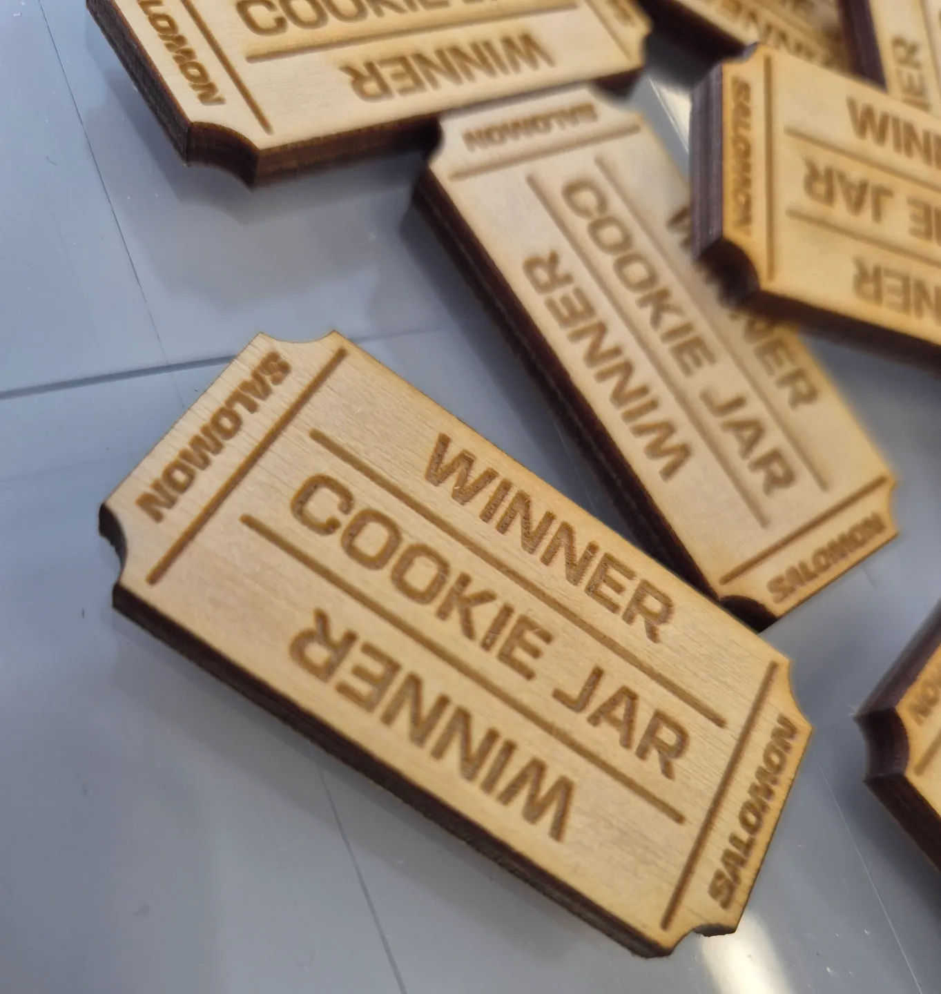 Vi har snekret en mystery boks i OSB og laserskåret logo og lodder i 3mm kryssfiner.