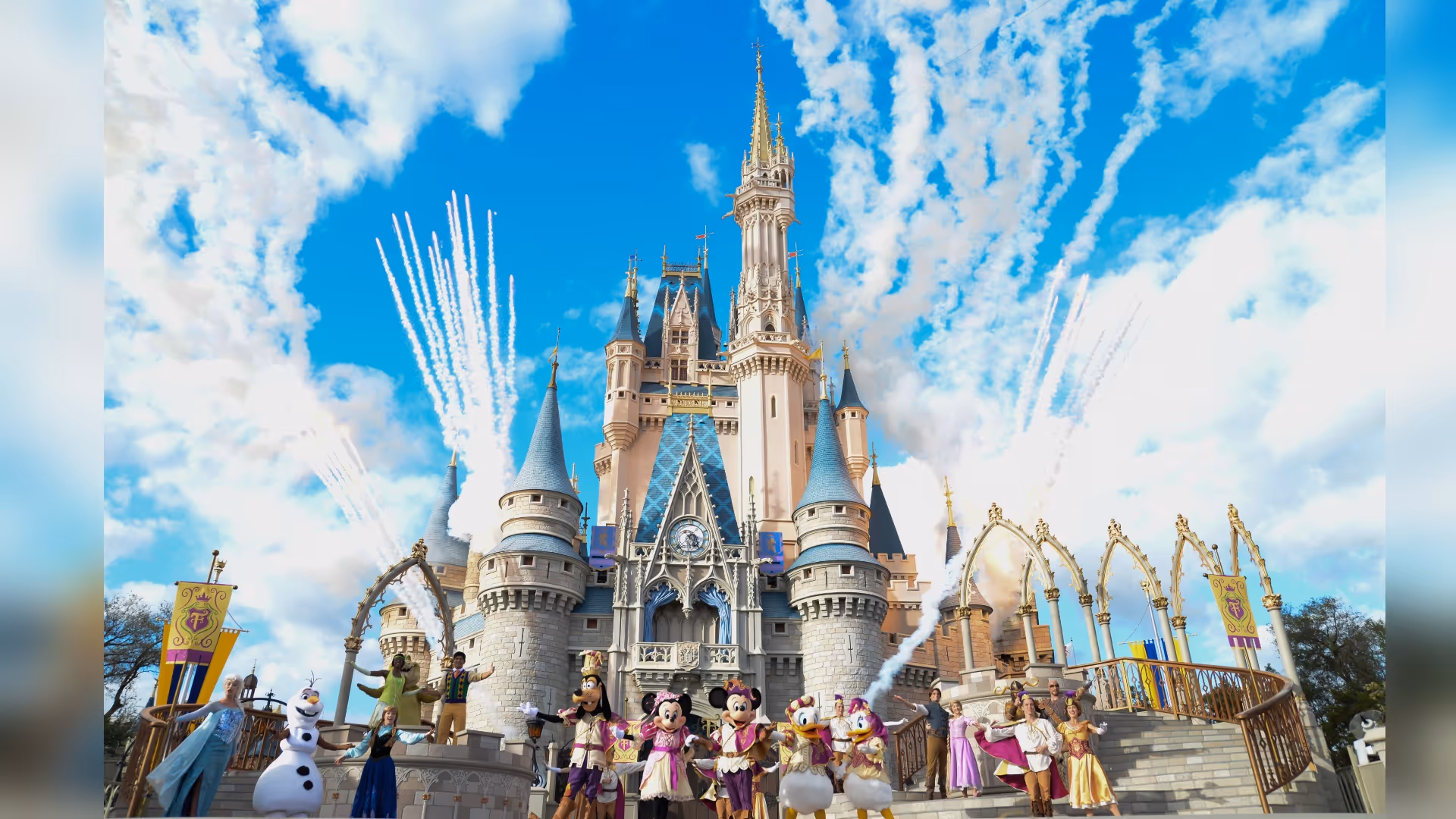 Foto del castillo de Magic Kingdom en Disney Orlando con los personajes