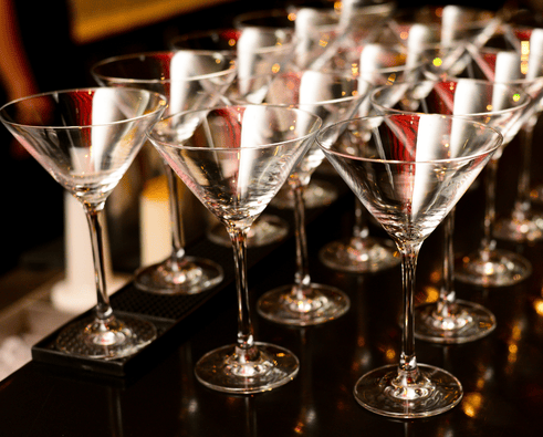 Un groupe préparant des cocktails dans une ambiance animée.