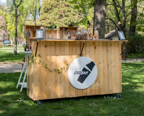 Bar mobile en bois Codbar installé en extérieur