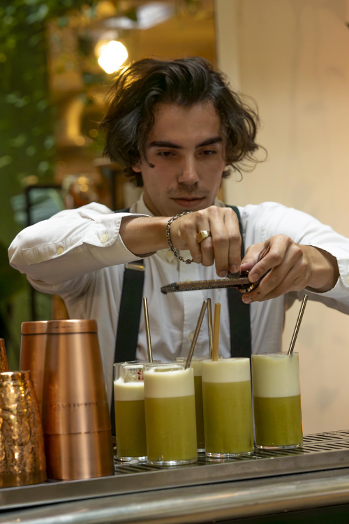 Mixologue Codbar animant un atelier team building cocktail à Paris