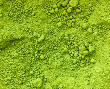 Un groupe souriant assis au bar avec des cocktails.