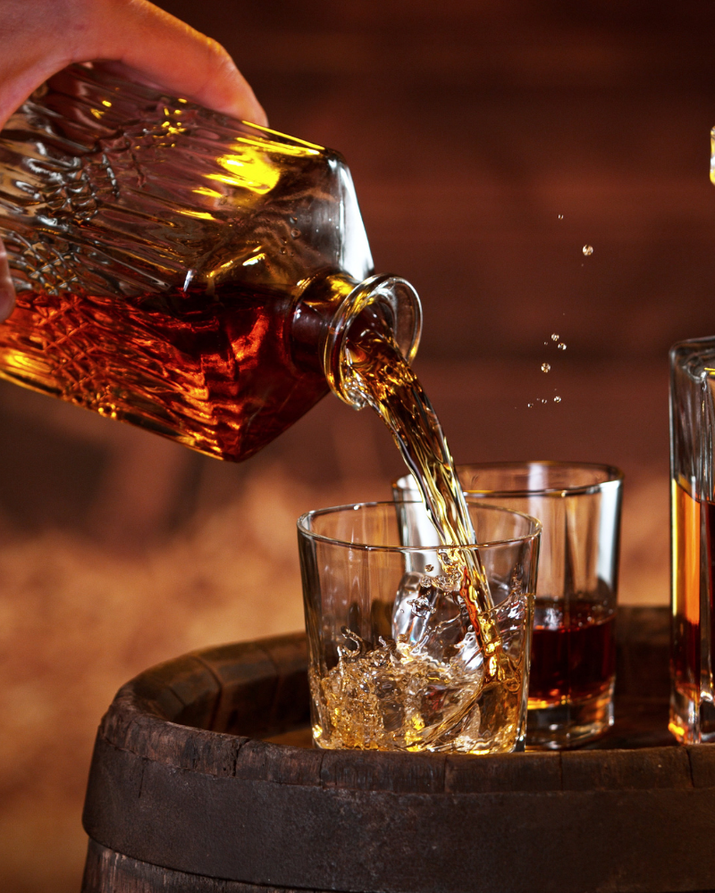 Atelier cocktail rhum — mixologue préparant un Mojito avec rhum blanc