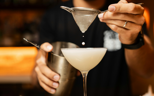 Mixologue Codbar avec bar mobile pour EVJF à Paris