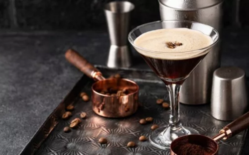 Espresso Martini cocktail structure moderne dessert café
