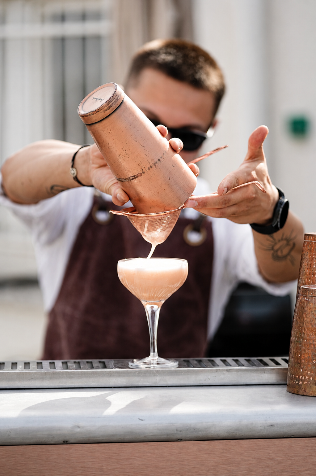 Barman Codbar préparant une boisson derrière le bar