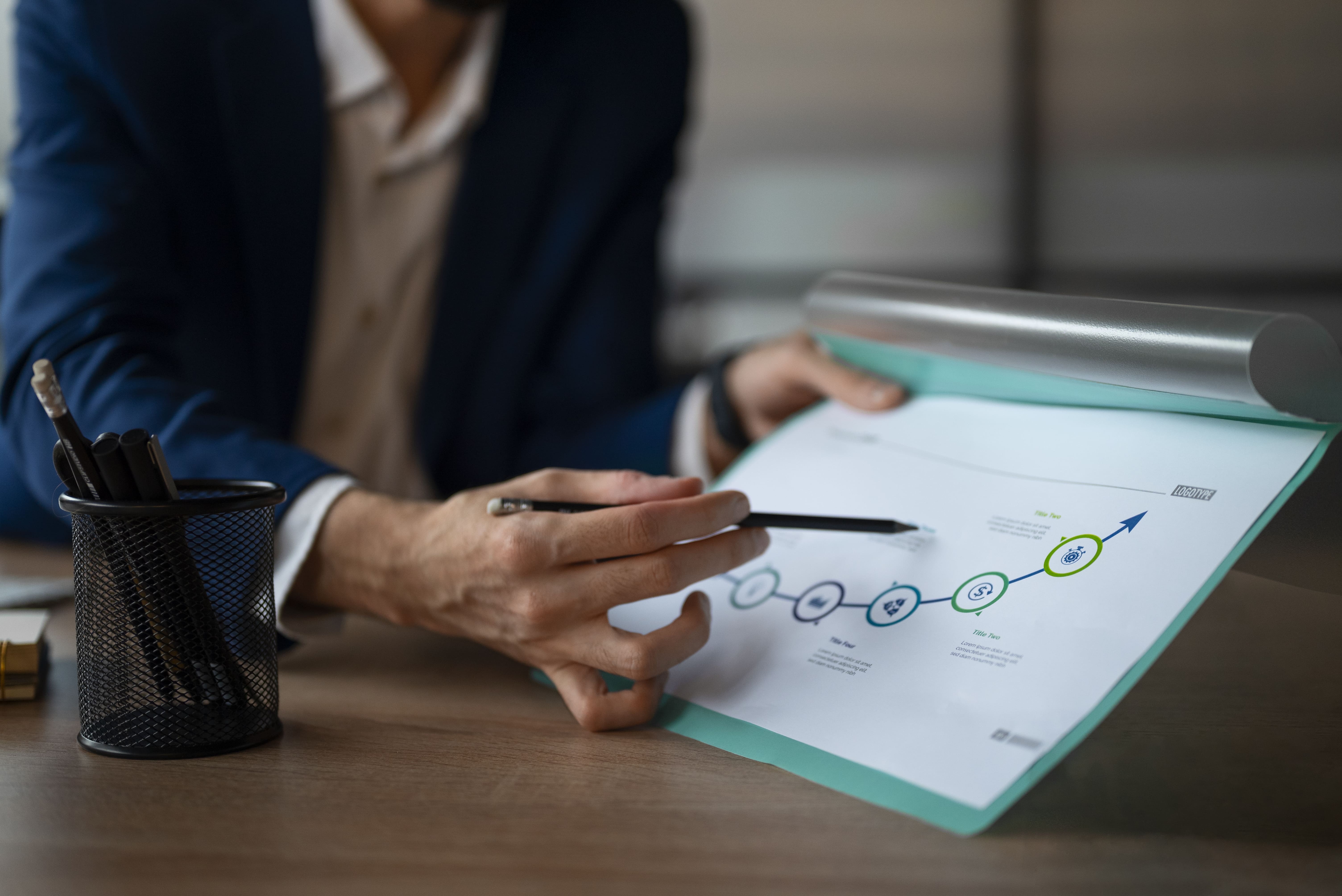 Personne qui analyse les performances et la concurrence sur un projet