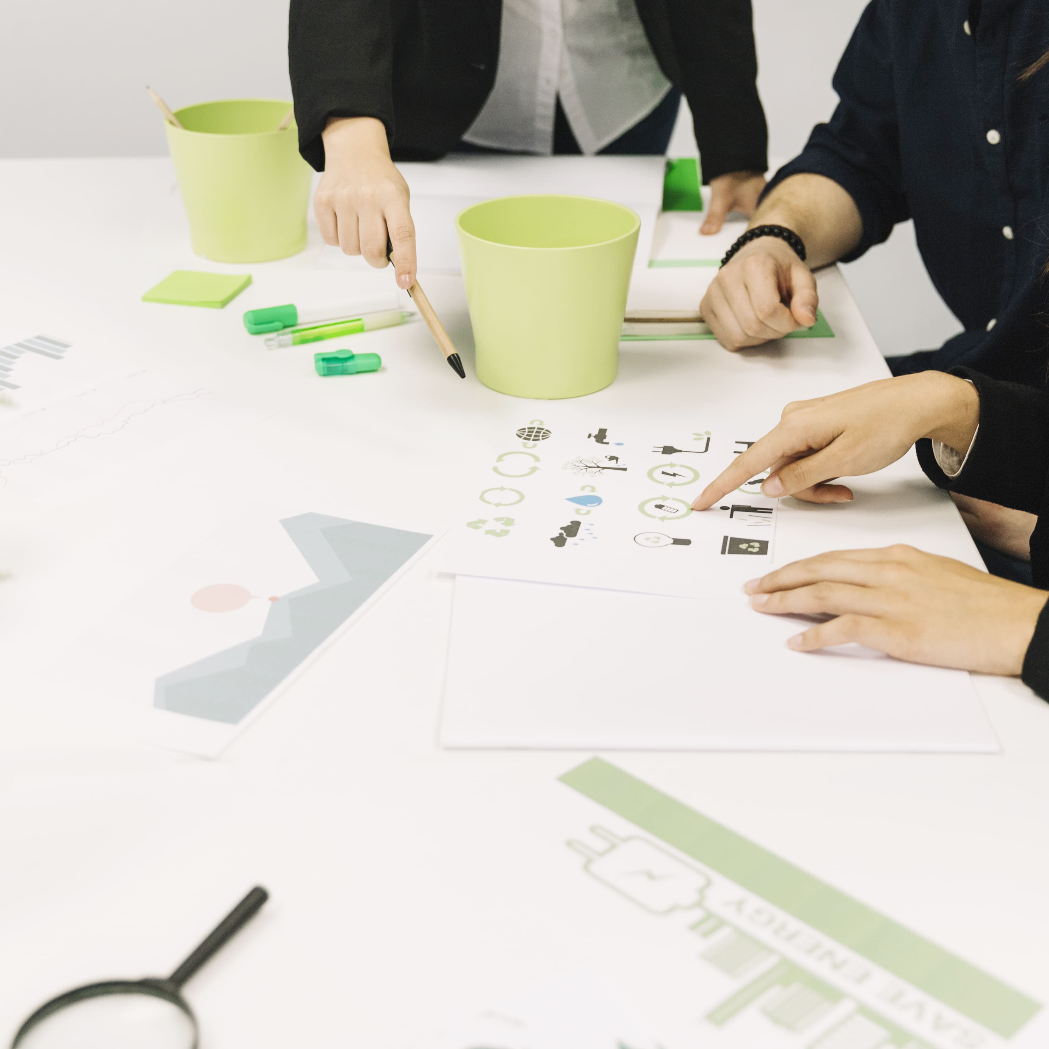 groupe dans un bureau travaillant pour la stratégie