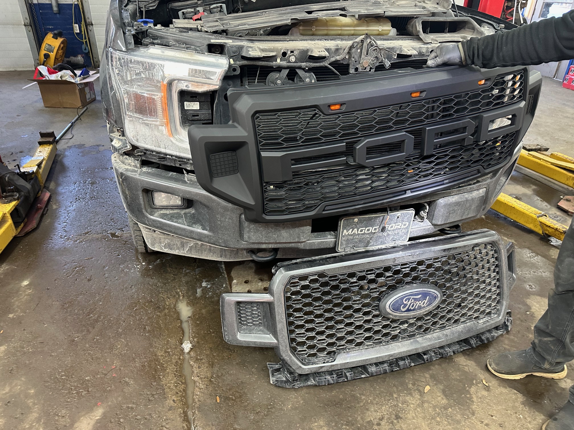 Raptor-Style Front Grille for 2017–2019 Ford F250/F350 Super Duty – Matte Black