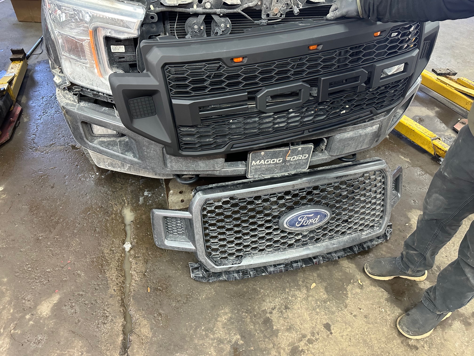 Raptor-Style Front Grille for 2017–2019 Ford F250/F350 Super Duty – Matte Black — additional image 1