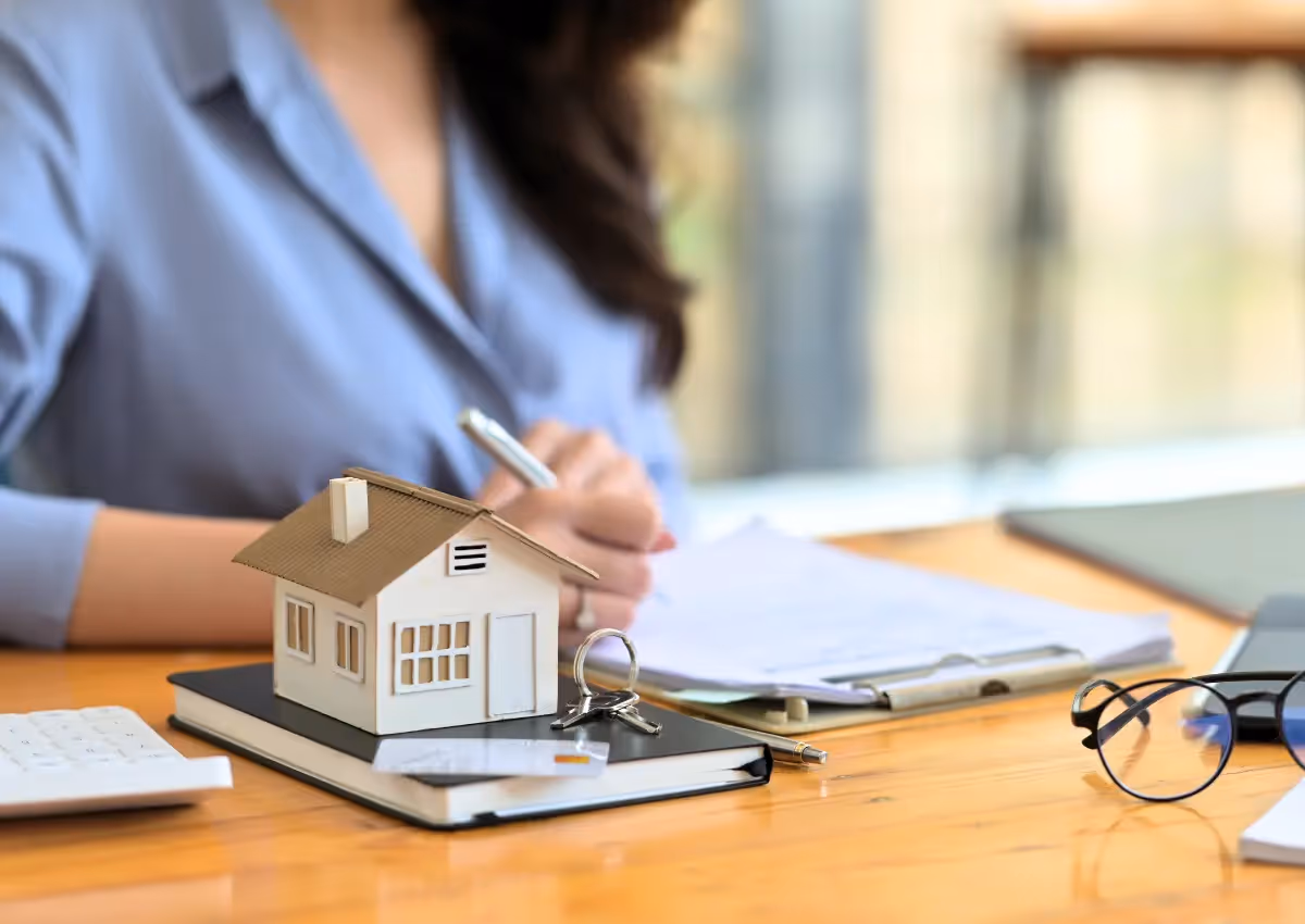 Learn the main differences between lessor vs. lessee, including their roles, responsibilities, and how lease agreements work for both parties.