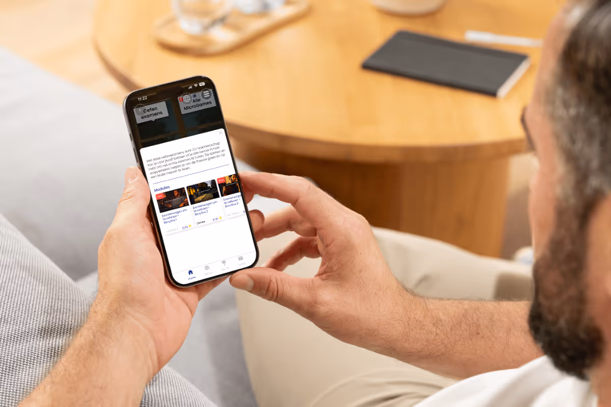 installateur met phone die de leerroute gebruikt.