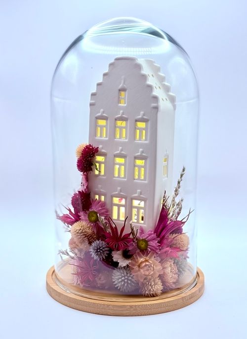 Szklany klosz biały domek