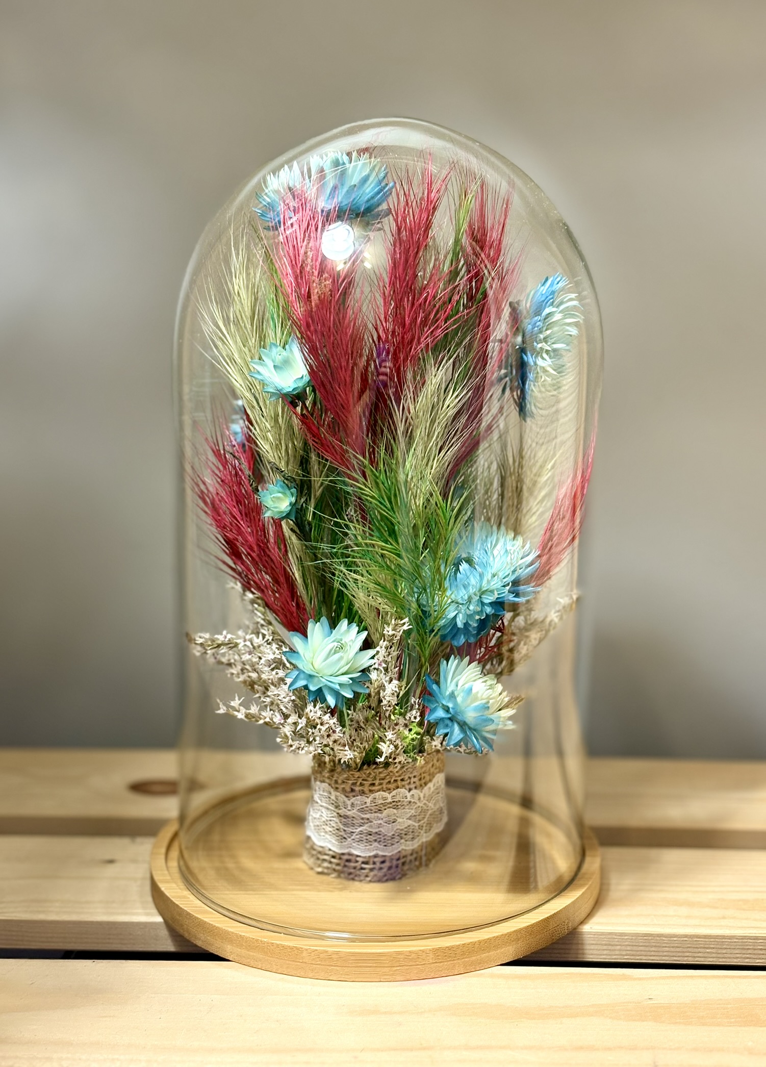 Szklany klosz trawy kocanki