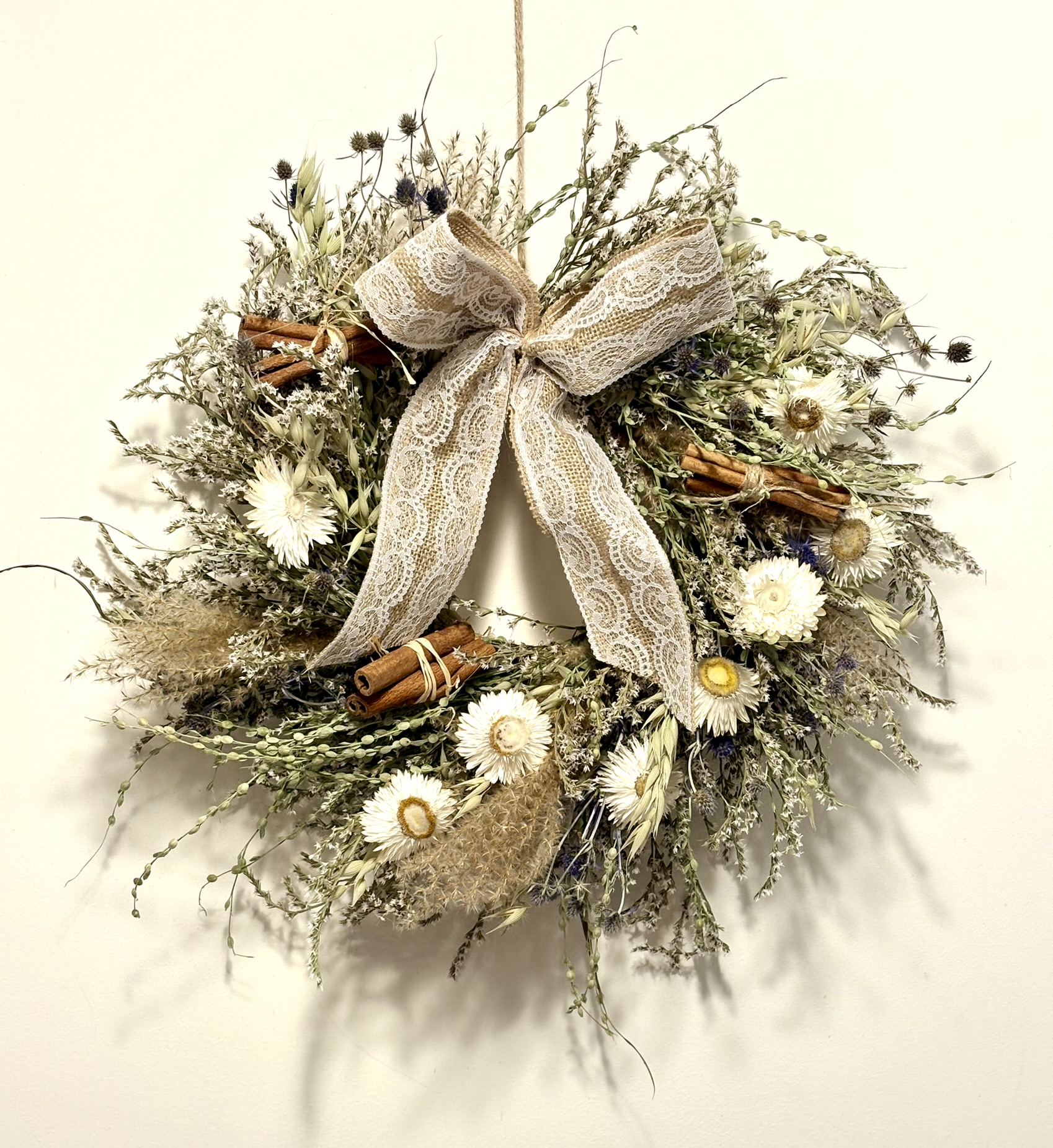 Zimowy wianek białe kocanki