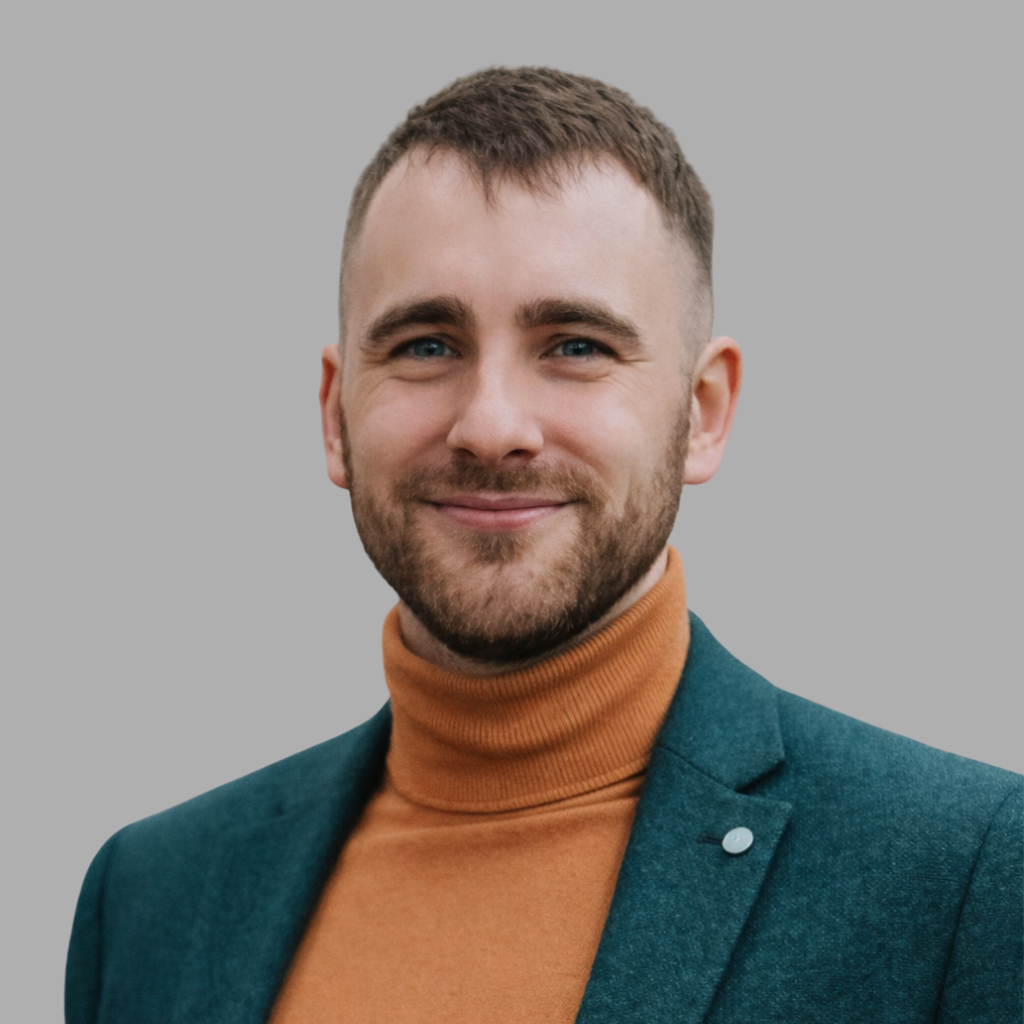 <subject>[headshot] image of customer (for a productivity tools business)</subject>