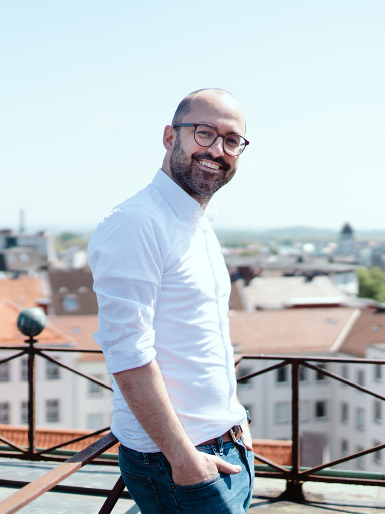 Lasse Rheingans auf einer Dachterrasse in Bielefeld