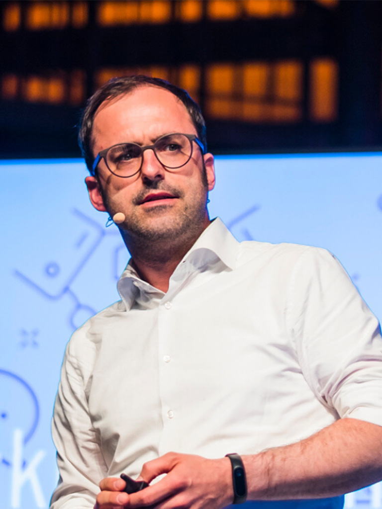 Lasse Rheingans hält eine Keynote