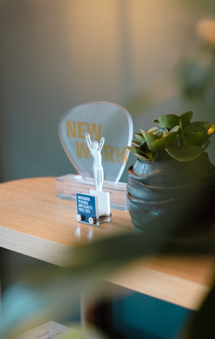 Trophäe des XING New Work Award im Büro der Rheingans GmbH