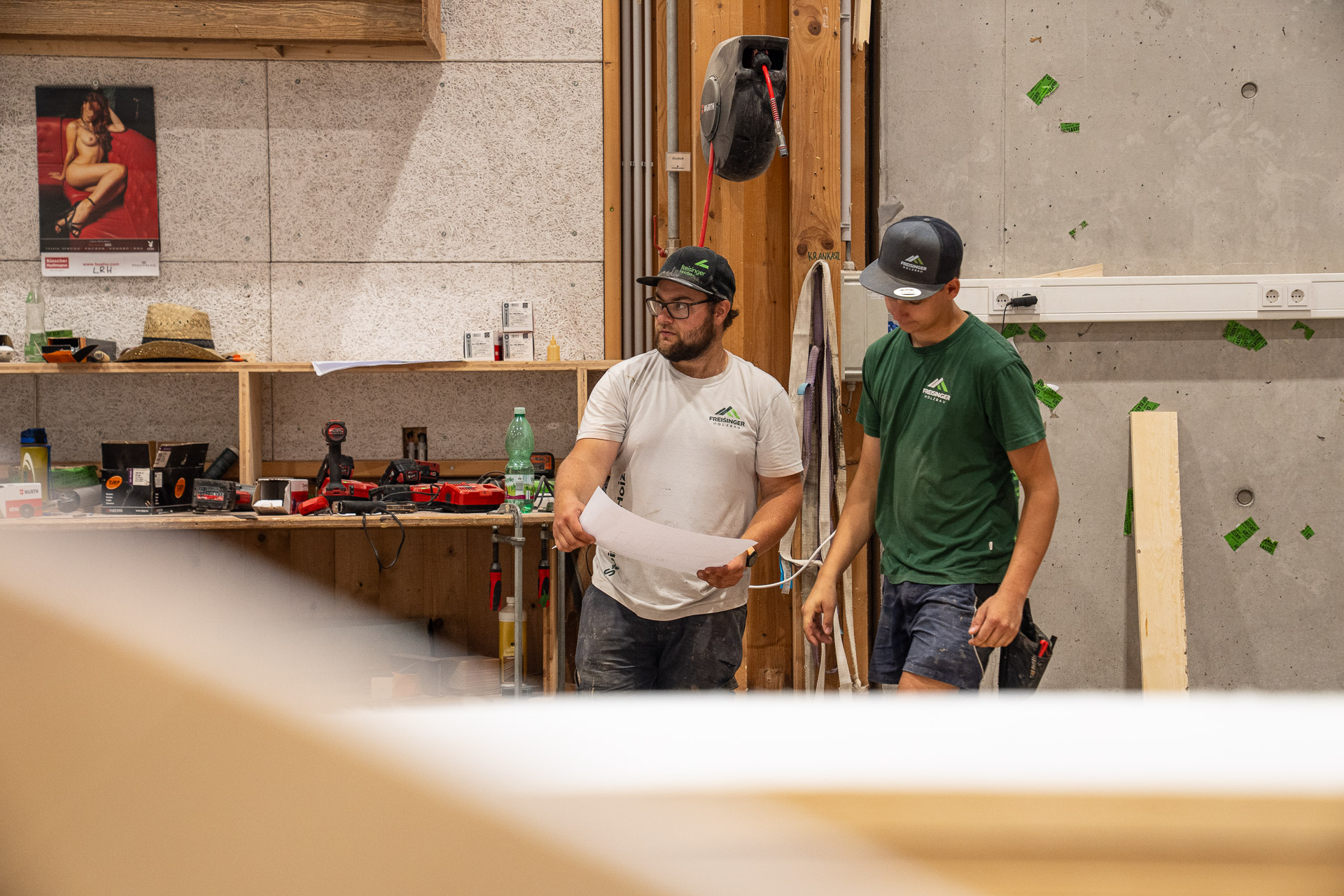 Zimmerer von Freisinger Holzbau bei der Arbeitsvorbereitung in der Zimmerei in Ebbs – abwechslungsreicher Job im Holzbau in Tirol