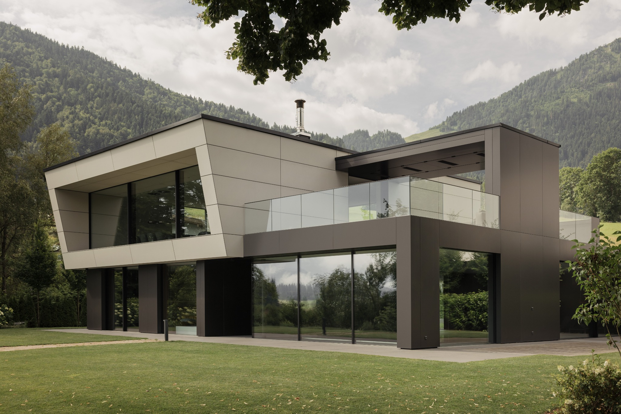 Wohnen am Walchsee – modernes Einfamilienhaus mit großflächigen Fenstern und moderner Fassade in Tirol