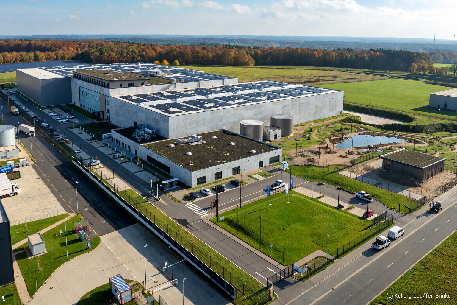 Luftaufnahme des Logistikzentrums in Walsrode mit großflächigem Gewerbebau und Außenanlagen – Referenzprojekt von Freisinger Holzbau.