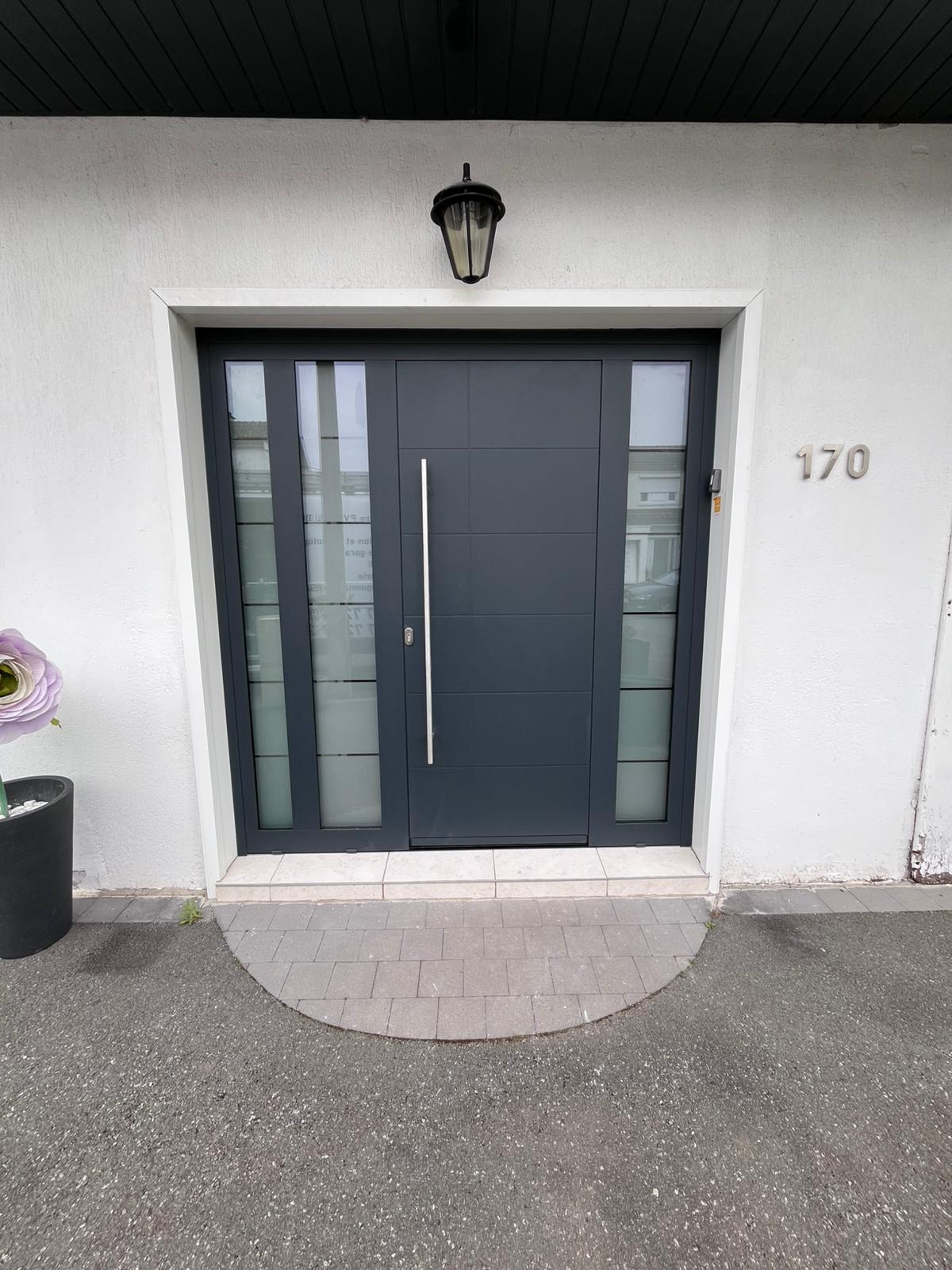 Porte d'entrée en aluminium gris anthracite