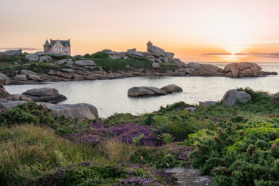 photo de maison proche de phare au bord de la mer