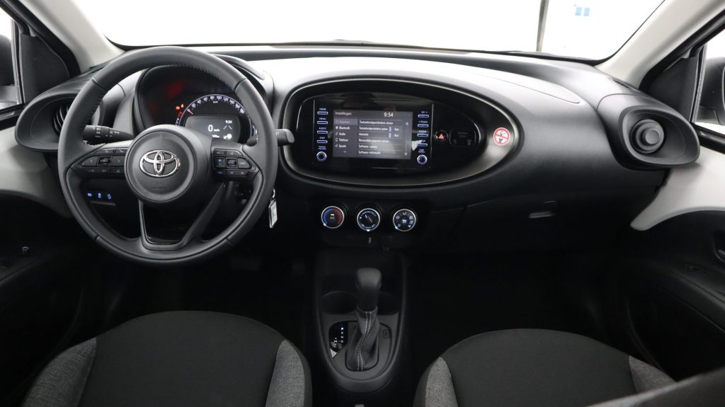 Toyota Aygo X bruin binnenkant